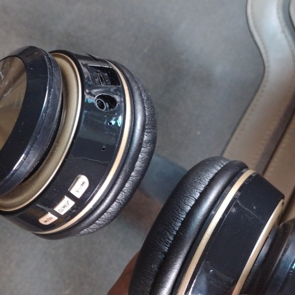 Black and Gold Wireless3D Stereo Headphones NWOT - Picture 2 of 3